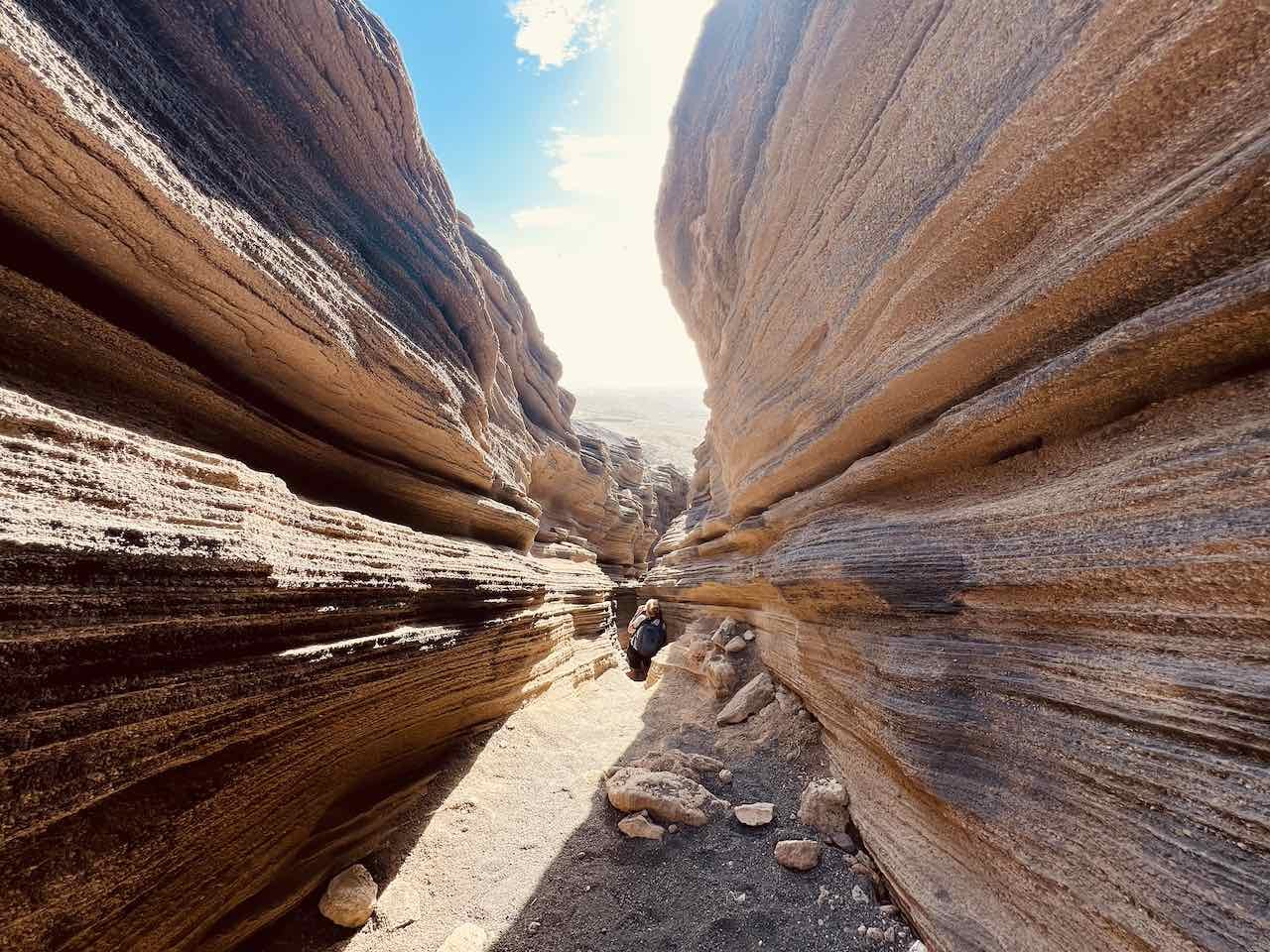 Canyonschlucht mit engem Wanderweg auf Lanzarote