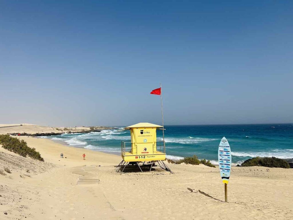 Strand mit gelben Rettungsschwimmer-Turm auf Fuerteventura