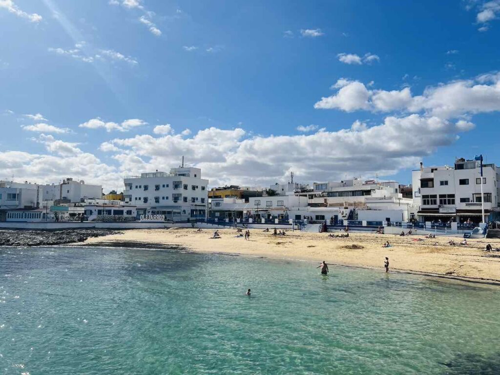 Charmantes Dorf mit Stadtstrand und weißen Häusern auf der Insel Fuerteventura