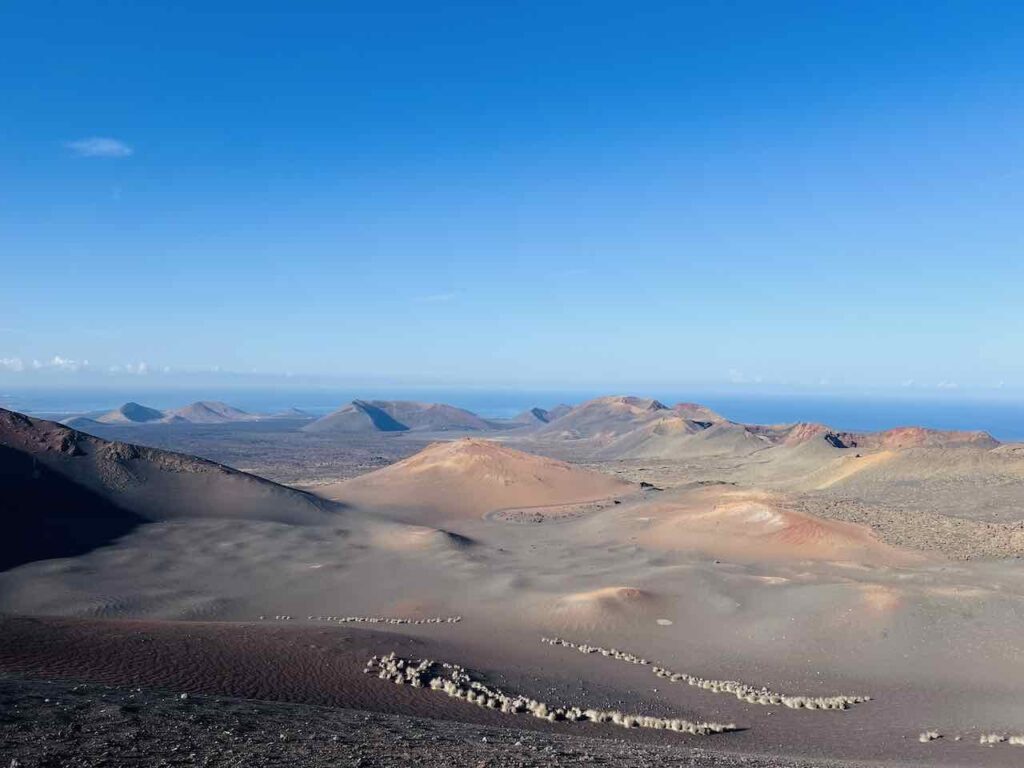 Blick auf Vulkanlandschaft im Timanfaya Nationalpark auf Lanzarote