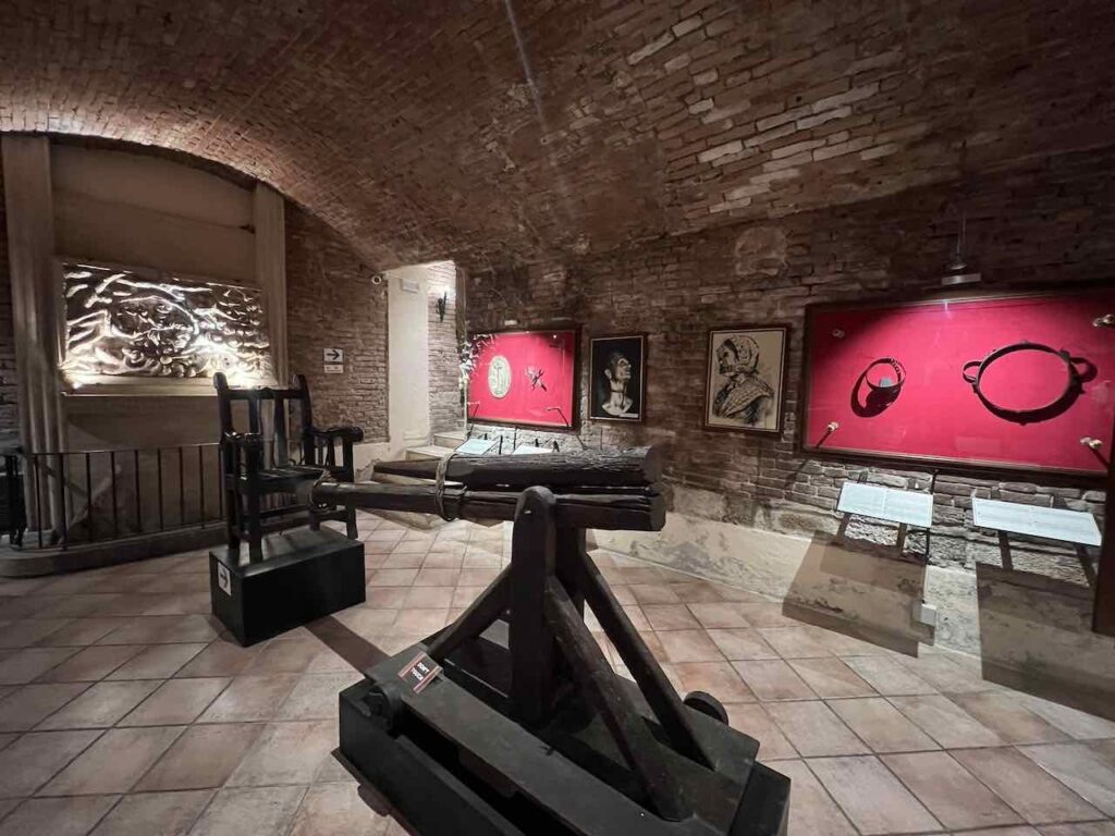 Folterinstrumente im Foltermuseum in Siena