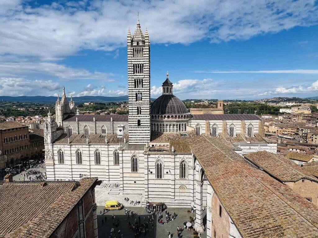 Blick vom Facciatone in Siena auf den Dom von Siena