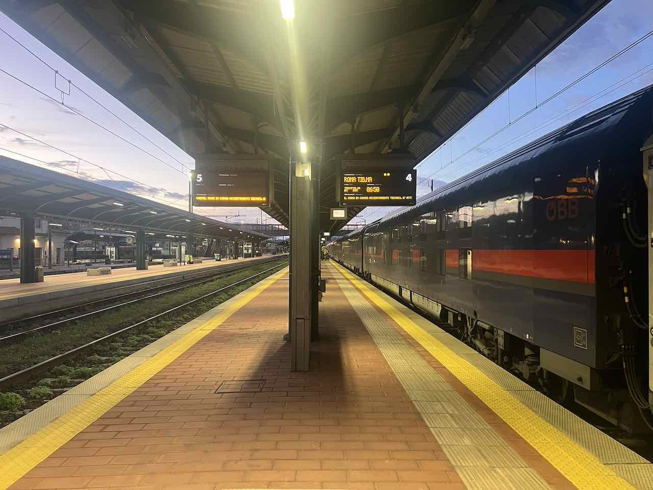 Nightjet im Bahnhof von Florenz stehend. Früh am Morgen bei Sonnenaufgang.