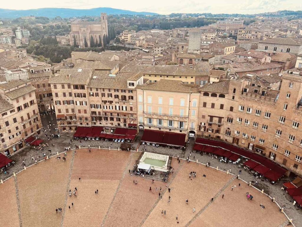 Blick vom Torre del Mangia auf dem Piazza del Campo in Siena