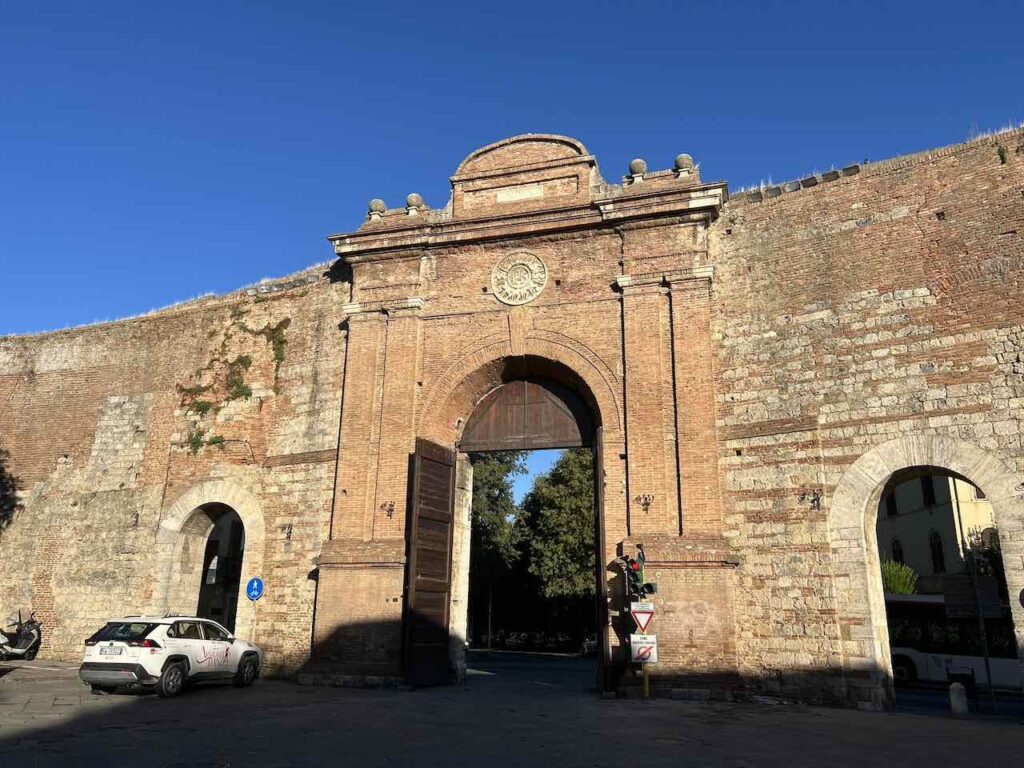 Altes Stadttor Porta Camollia in Siena