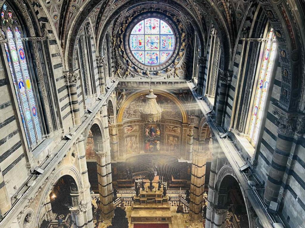 Blick in den Dom von Siena