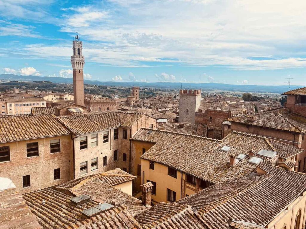 Blick vom Facciatone auf die Altstadt von Siena mit dem Torre del Mangia