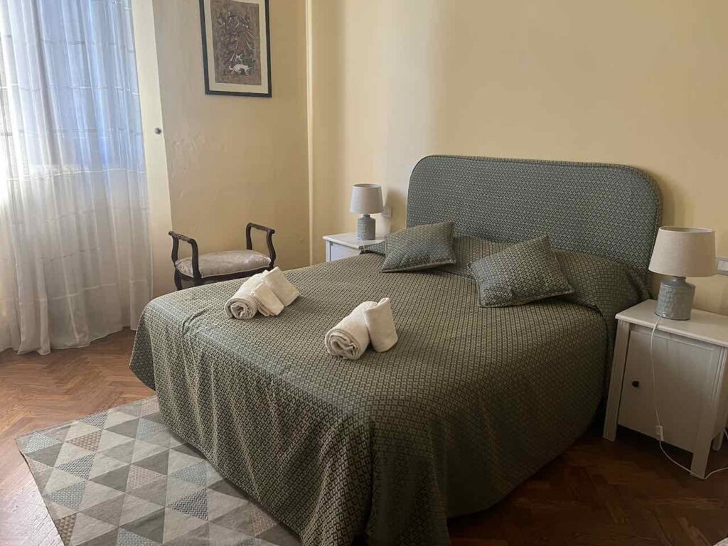 Doppelbett in Unterkunft in Siena