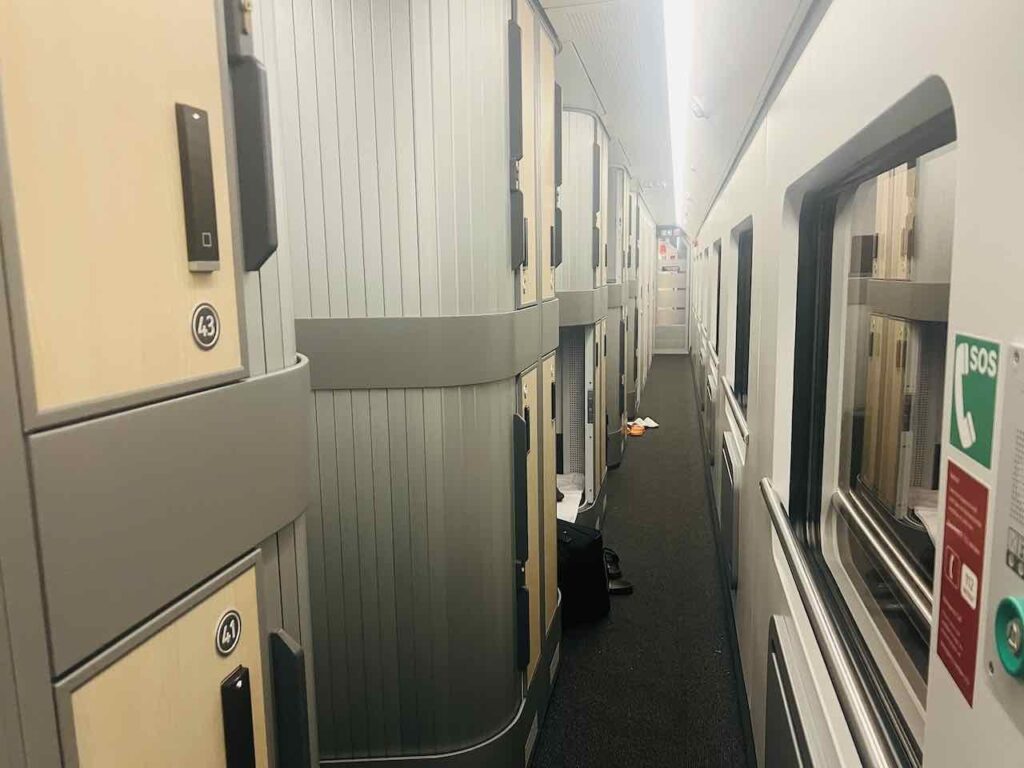 Aneinandergereihte Mini Cabins im Nachtzug der ÖBB.