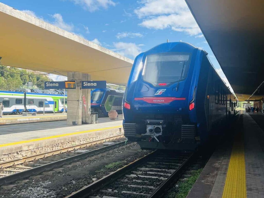 Regionalzug der Trenitalia steht im Bahnhof von Siena