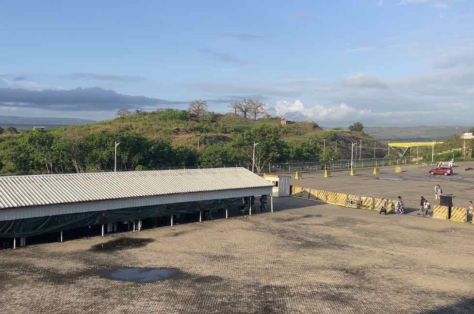Sprengstoffkontrolle mit Spürhunden am Eingang im Bahnhof von Mombasa