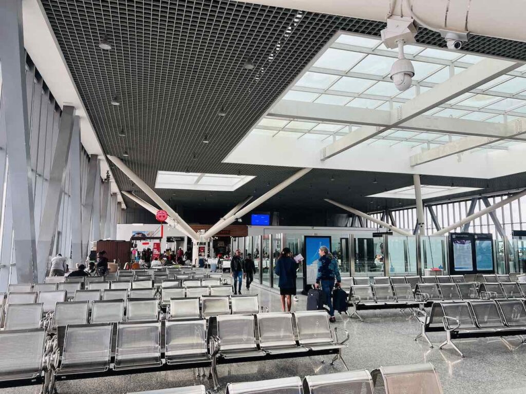 Wartebereich mit vielen Sitzreihen am Bahnhof in Nairobi