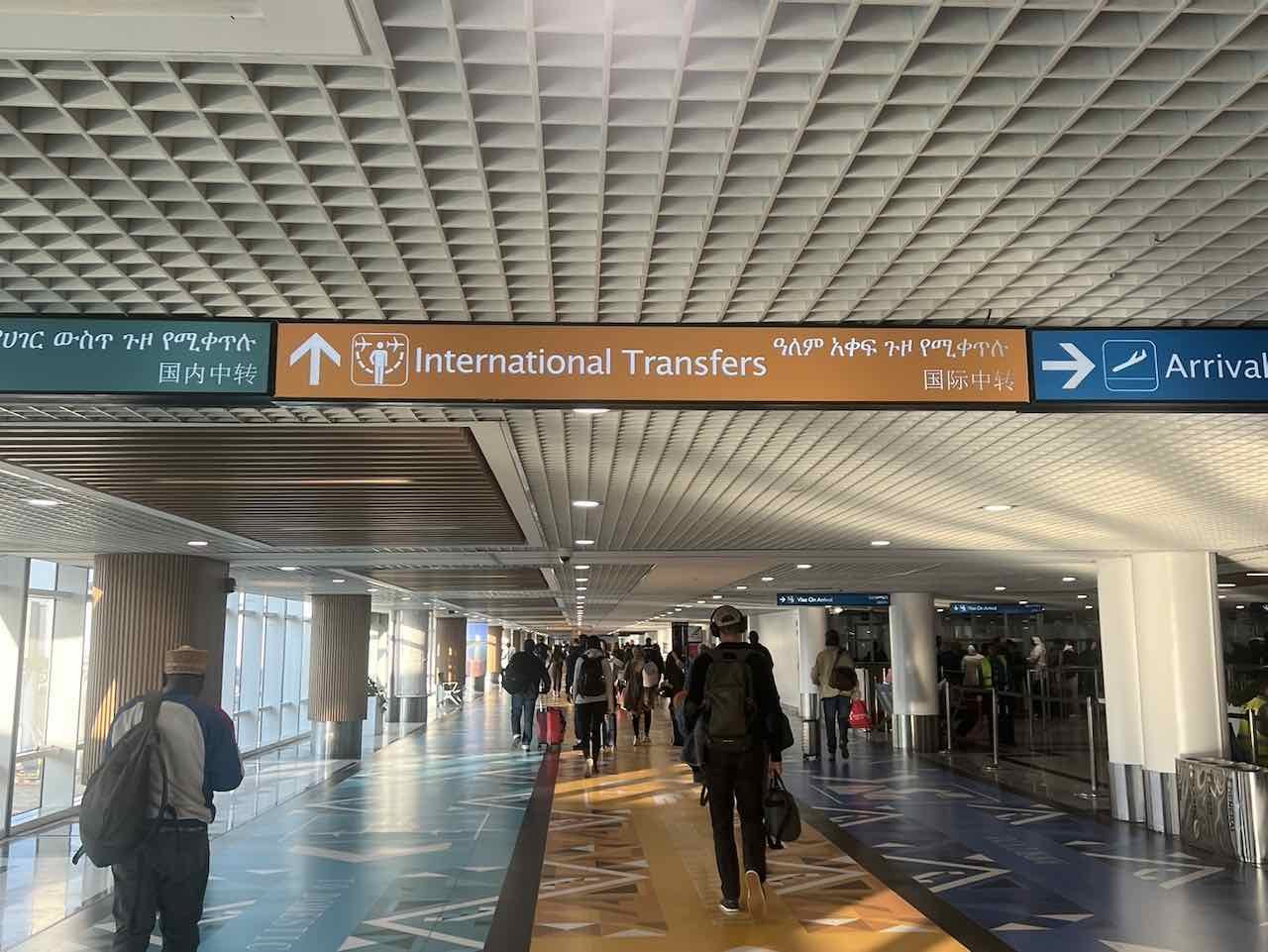 eTA-kenia-anleitung-deutsch Flughafen Nairobi in Kenia auf dem Weg zur Passkontrolle