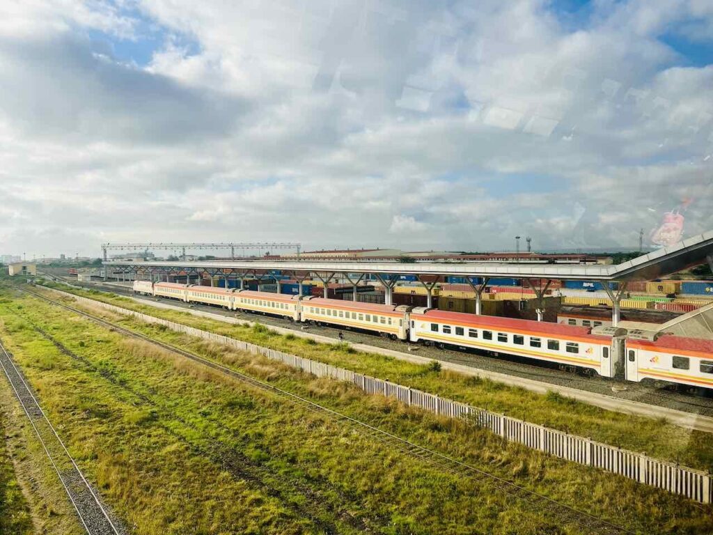 Zug im Bahnhof von Nairobi auf den Gleisen stehend