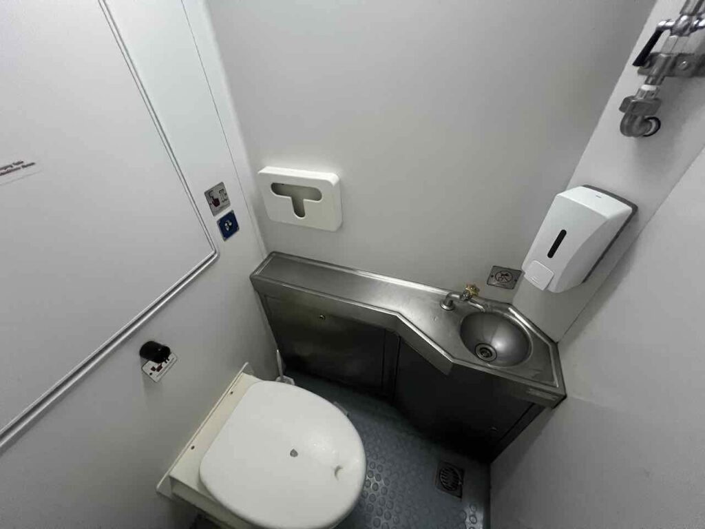 Toilette und Waschbecken im Madaraka Express