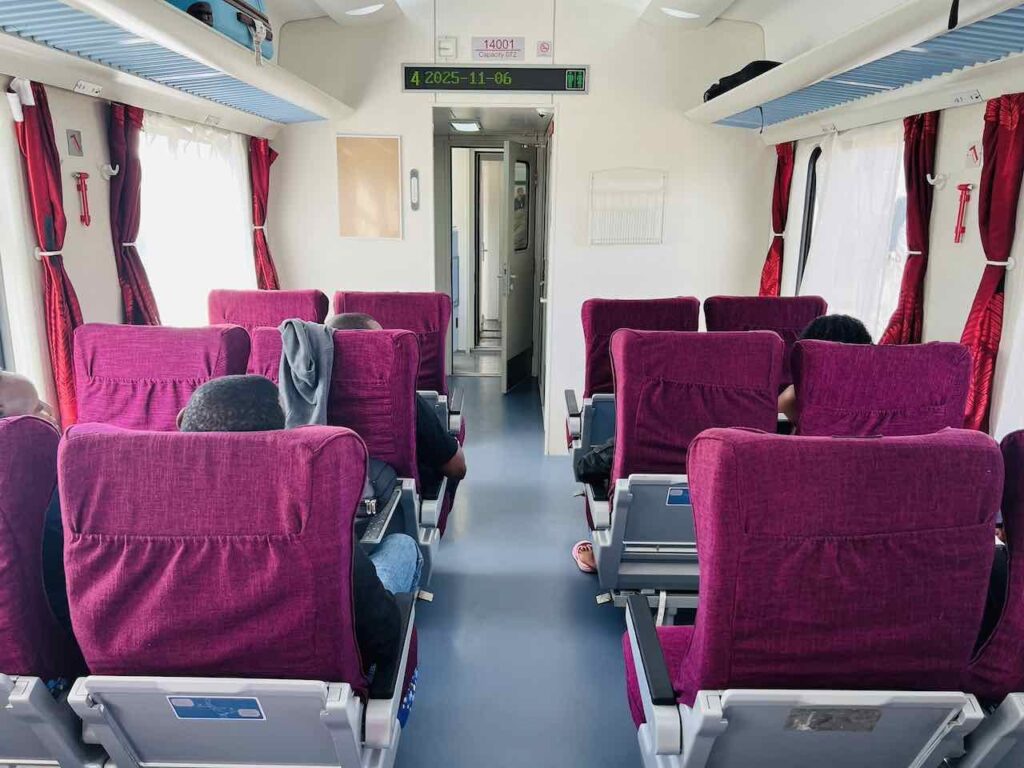 Sitzplätze in der Comfort Class (First Class) im Madarak Express. Links und rechts sind jeweils 2 Sitzplätze