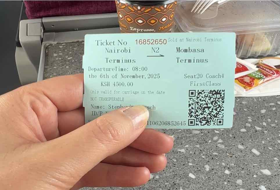Ausgedrucktes Papierticket für die Zugfahrt von Nairobi nach Mombasa