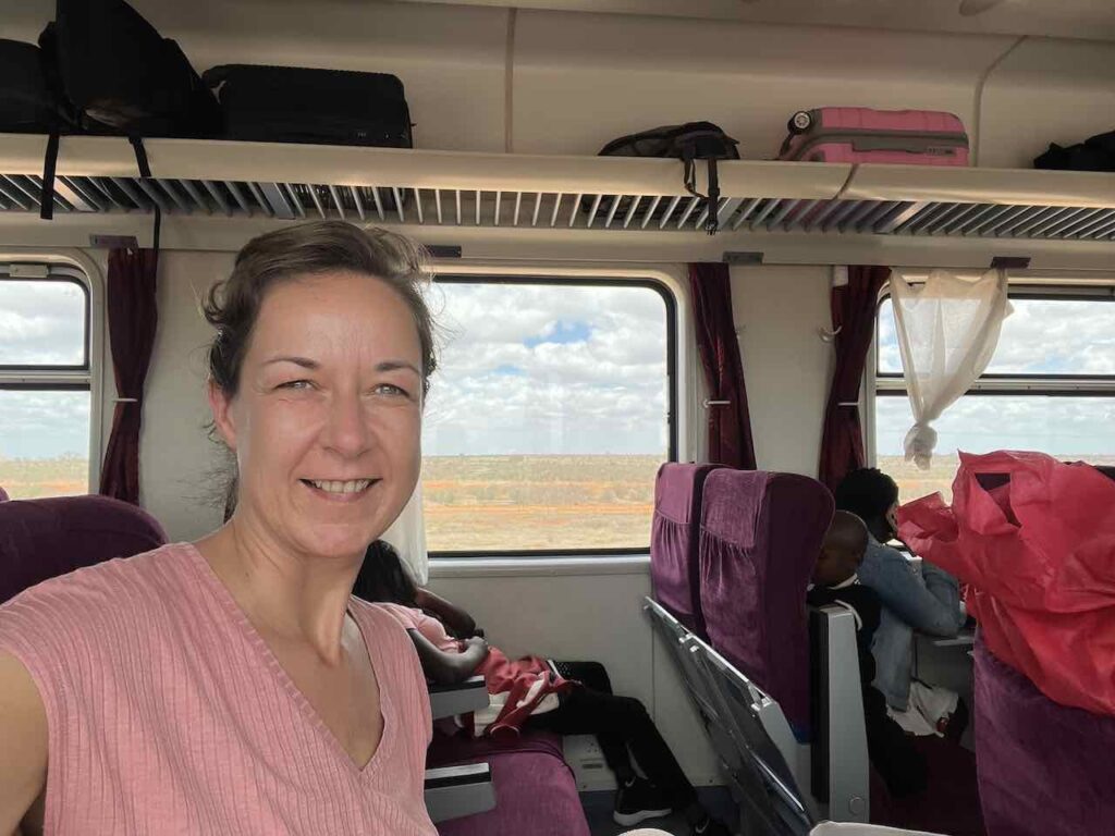 Blick aus dem Zugfenster auf der Fahrt von Nairobi nach Mombasa