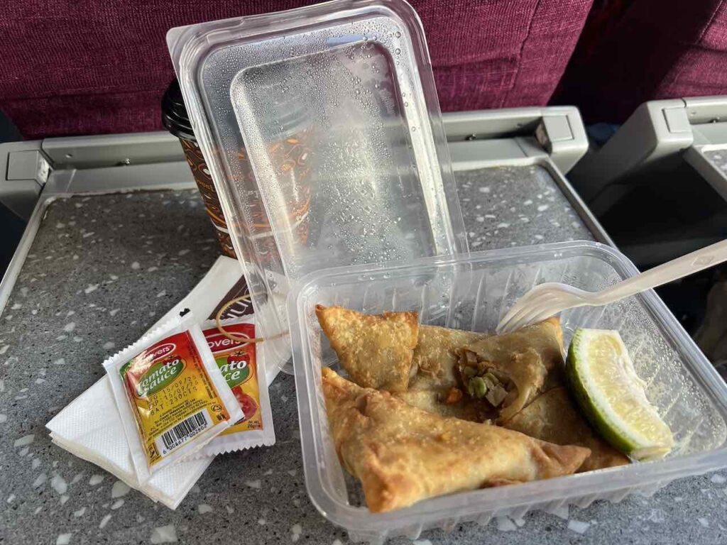 Frühstück mit Samosa in einer Box für die Zugfahrt nach Mombasa