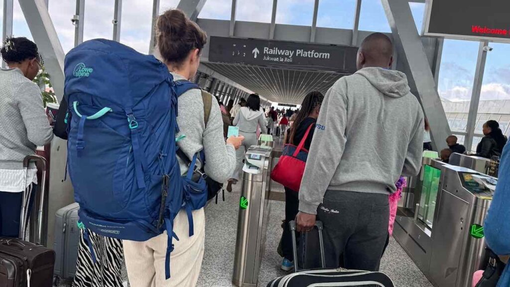 Digitale Ticketkontrolle am Bahnhof in Nairobi