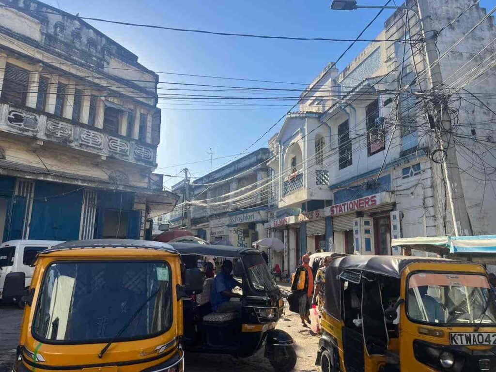 Kolonialbauten in der Altstadt von Mombasa und im Vordergrund viele TukTuks