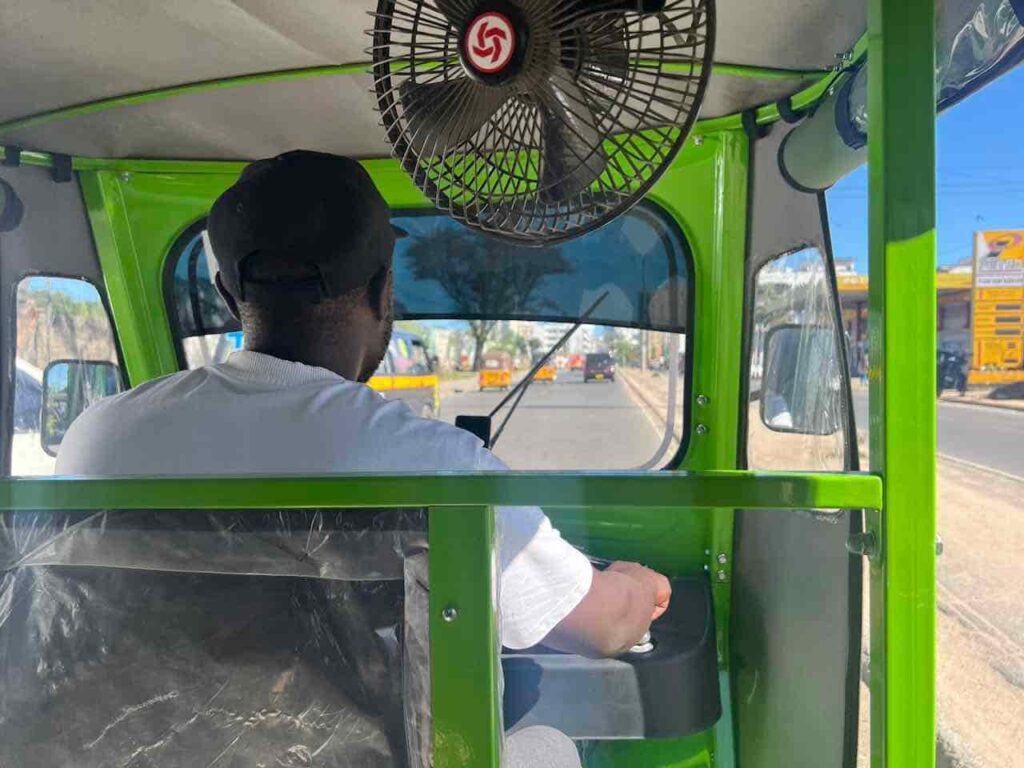 Unterwegs in einem grünen TukTuk in Mombasa