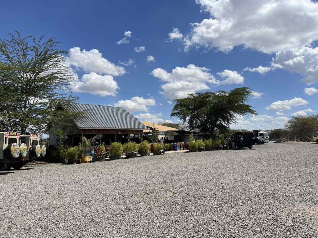 Rastplatz mit Restaurant und vielen Safai-Jeeps auf dem Weg zur Masai Mara