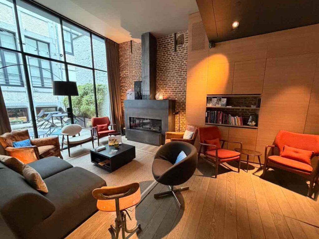 Gemütlicher Sitzbereich in einem Altstadthotel in Lüttich.