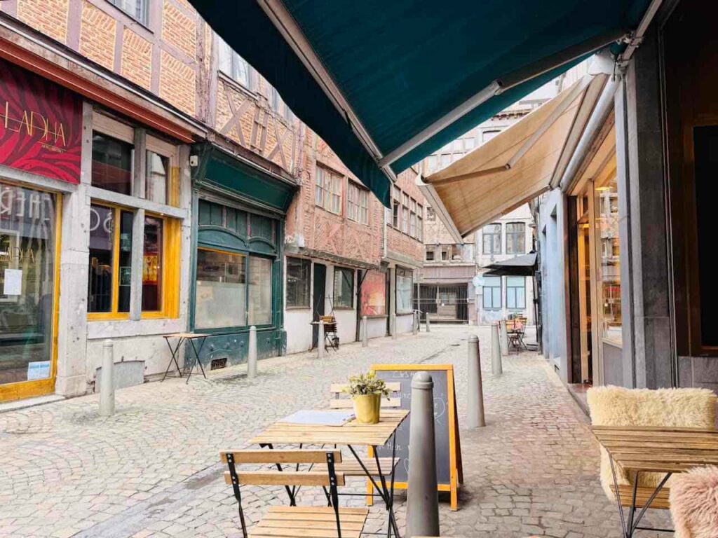 Alte Gasse mit Fachwerkhäusern in der Altstadt von Lüttich.