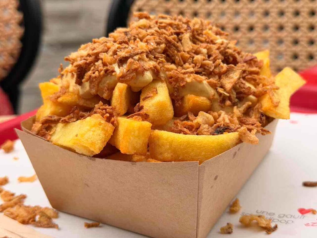 Große Portion Fritten auf einem Tablett stehend.