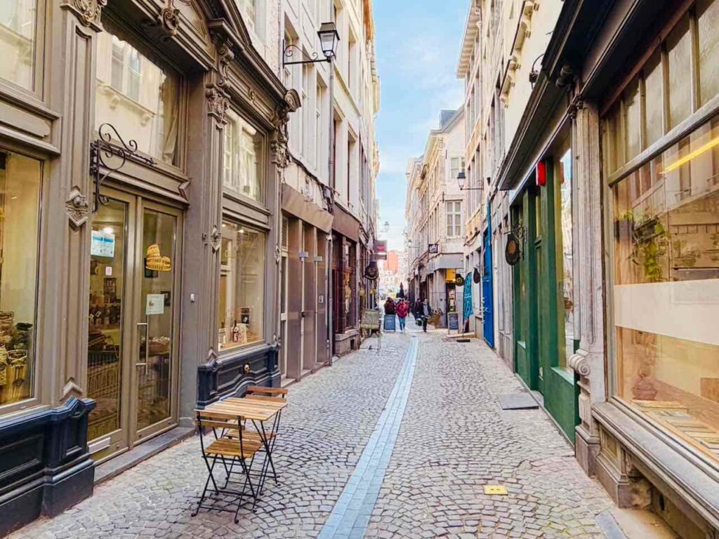 Sehr schöne Gasse in der Altstadt von Lüttich mit kleinen Shops und Cafés