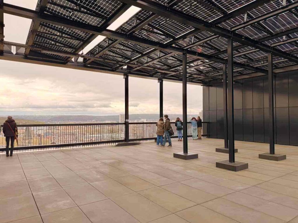 Oben auf de Aussichtsplattform Cité Administrative mit Blick auf Lüttich.