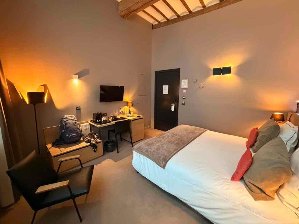 Doppelzimmer in einem schönen Altstadthotel in Lüttich.