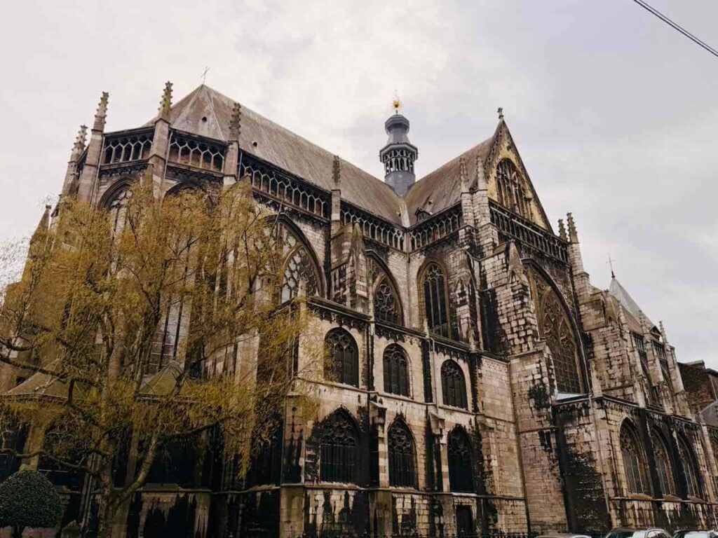 Die Kirche Saint-Jacques von Außen in Lüttich.