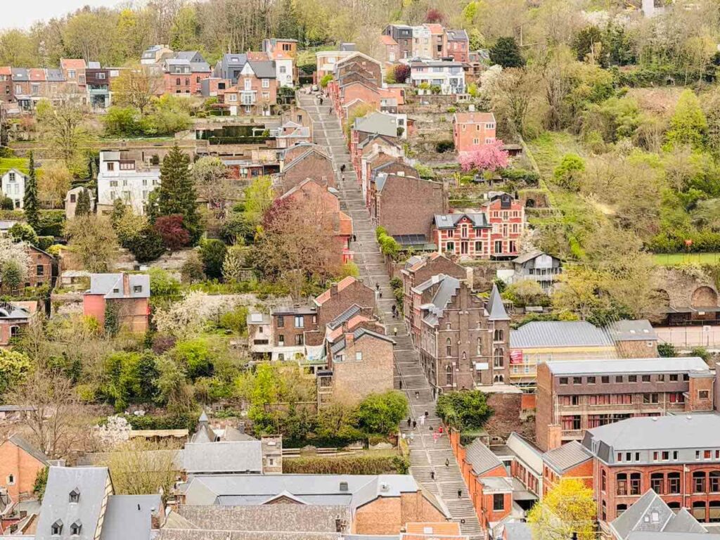 Blick auf die 374 Stufen der Treppe Montagne de Bueren in Lüttich