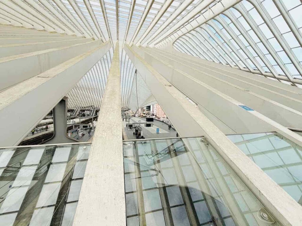 Moderne Archtitektur des Bahnhofs in Lüttich.