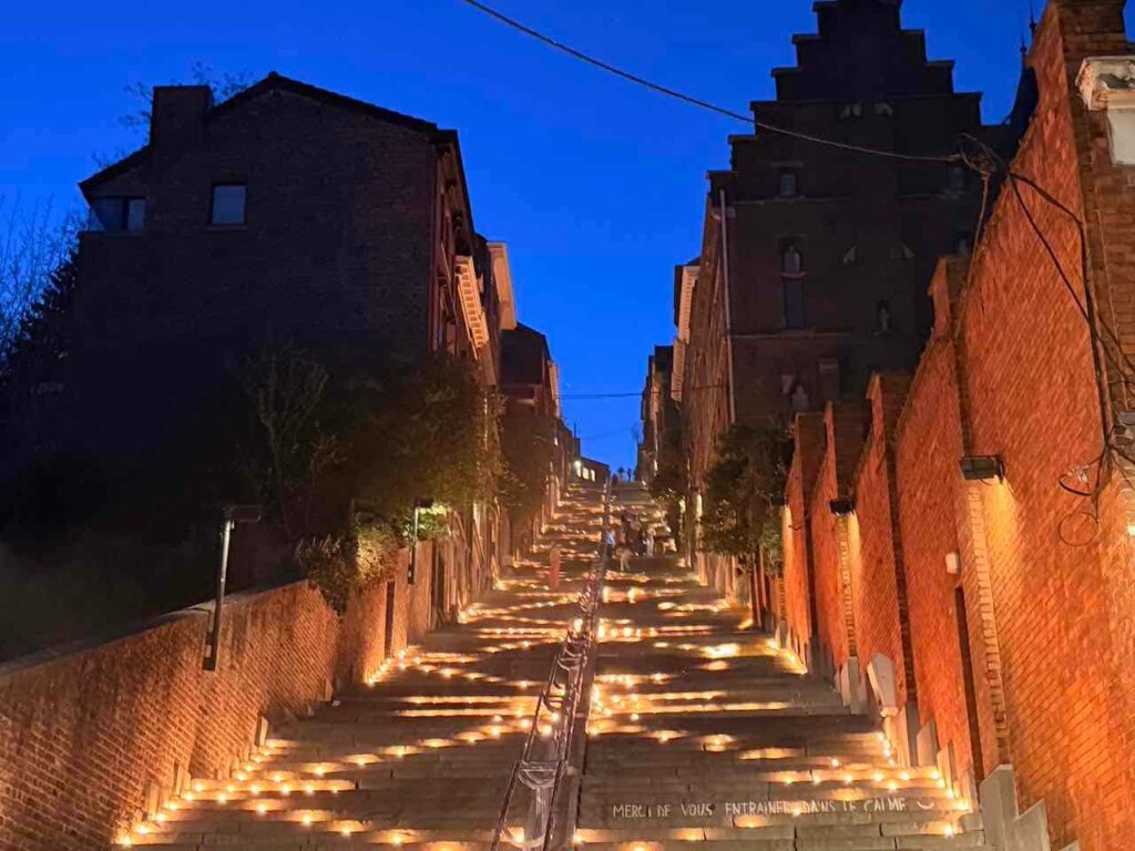 Hunderte Kerzen auf der Treppe Montagne de Bueren in Lüttich