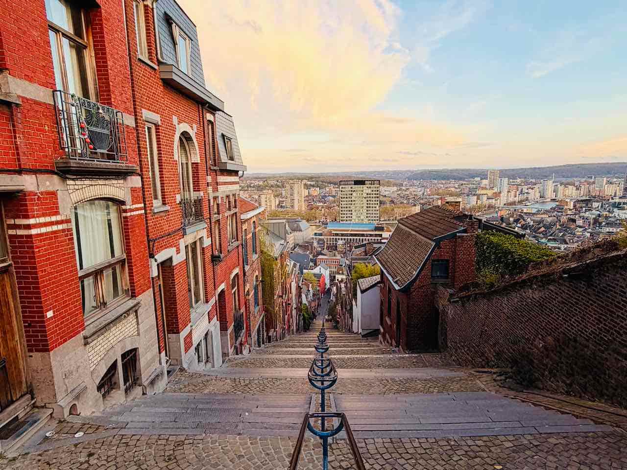 wochenende-in-luettich Blick auf Lüttich beim Sonnenuntergang auf die Treppen der Montagne de Bueren schauend.