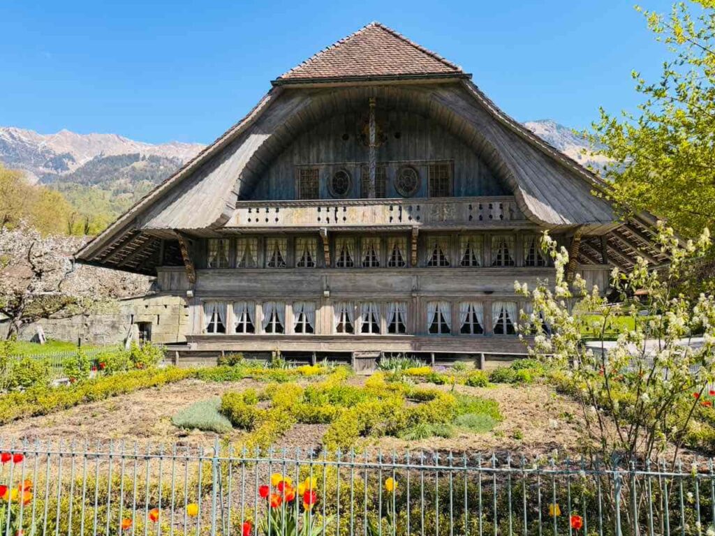 Altes Holzhaus in der Schweiz mit Garten im Vordergrund im Museum Ballenberg.