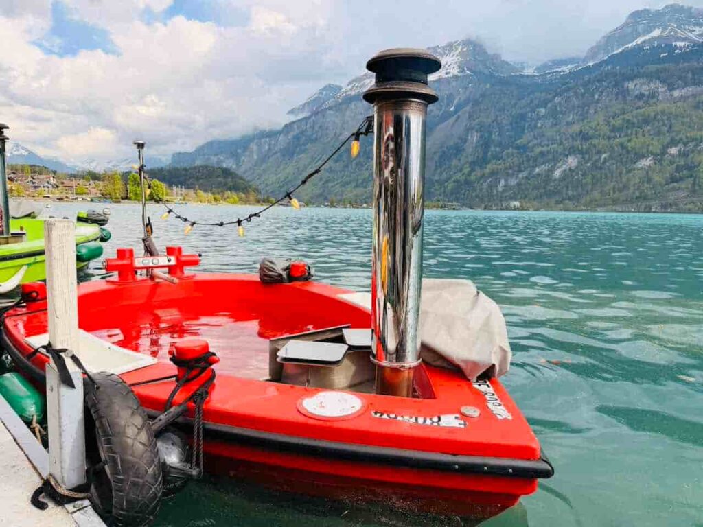 Hot Tug Boot fahren auf dem Brienzersee in der Schweiz.