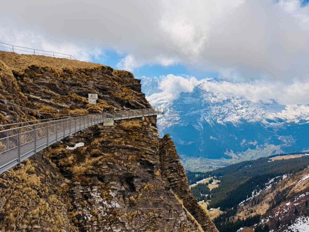Cliff Walk auf Grindelwald-First, der entlang einer Bergwand führt.