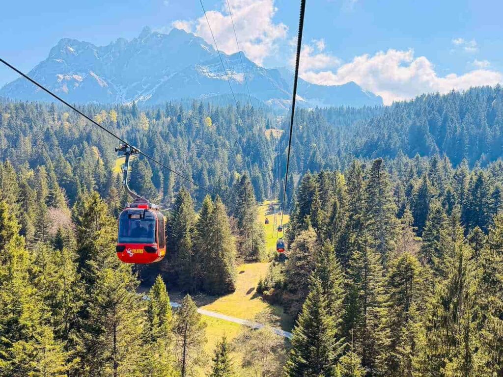 Gondel von Kriens zum Pilatus mit dichten Wäldern und traumhafter Bergkullisse.