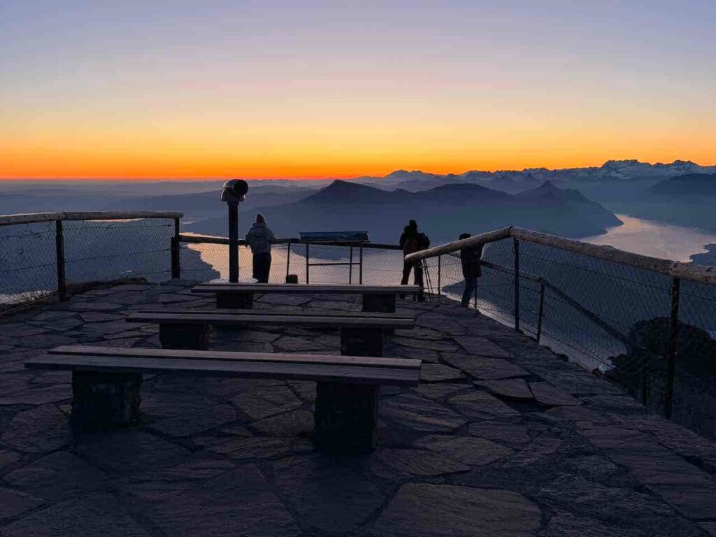 Sonnenaufgang auf dem Pilatus-Kulm in der Schweiz. Wunderschöne Bergkulisse mit Blick auf den Vierwaldstättersee