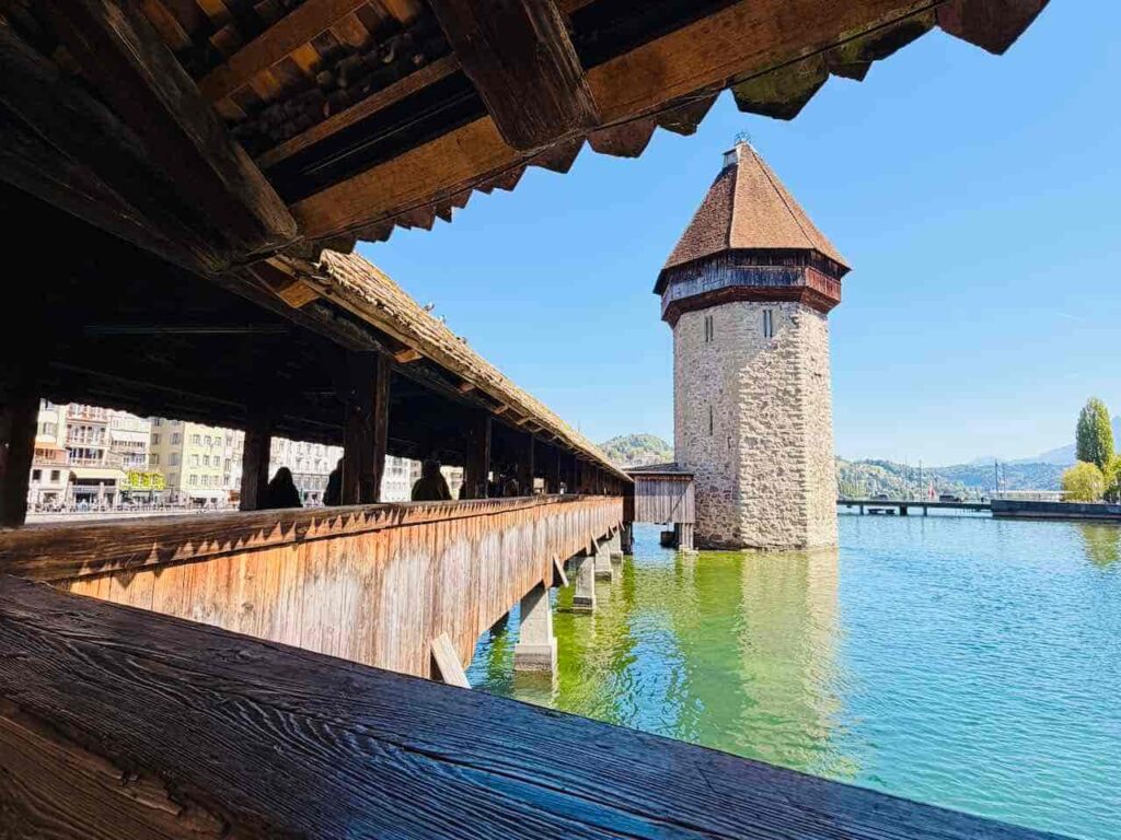 Blick in Luzern auf die alte, hölzerne Kapellbrücke.