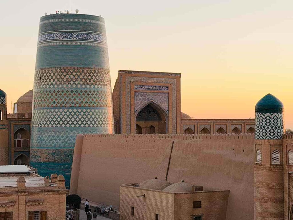 Blick auf historische Gebäude bei Sonnenuntergang in Chiwa. Highlight ist das Kalta Minor Minaret.