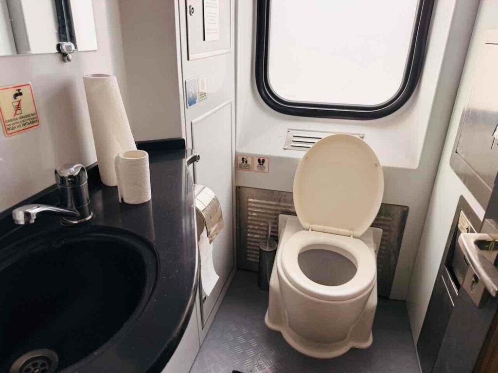 Sanitäre Einrichtungen mit WC und Waschbecken im Nachtzug in Usbekistan