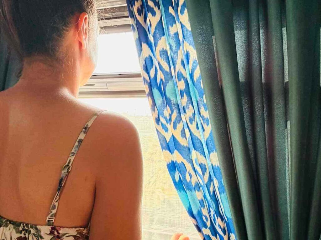 Aus dem Fenster blickend im Nachtzug in Usbekistan von Chiwa nach Taschkent