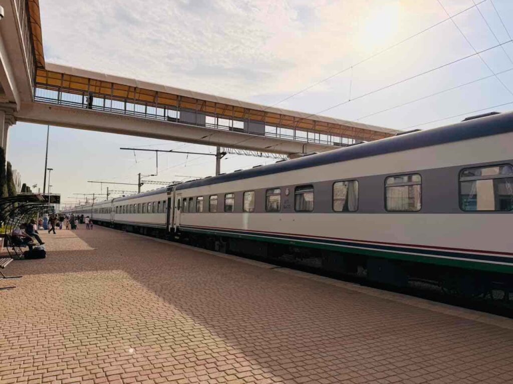 Nachtzug am Bahnhof in Taschkent nach der Ankunft