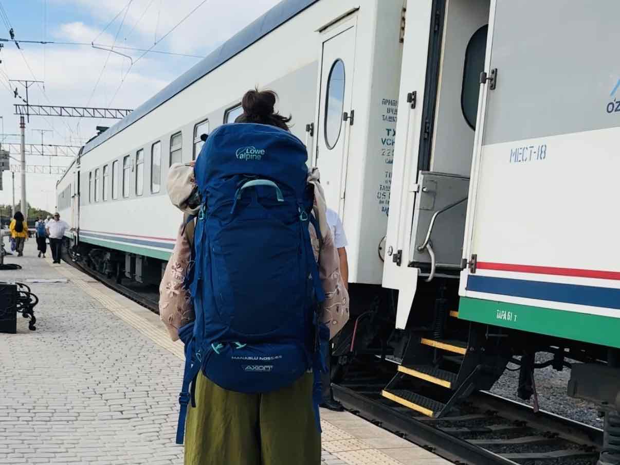 reiseblog-usbekistan-nachtzug-erfahrungen Am Gleis vor dem Nachtzug stehend